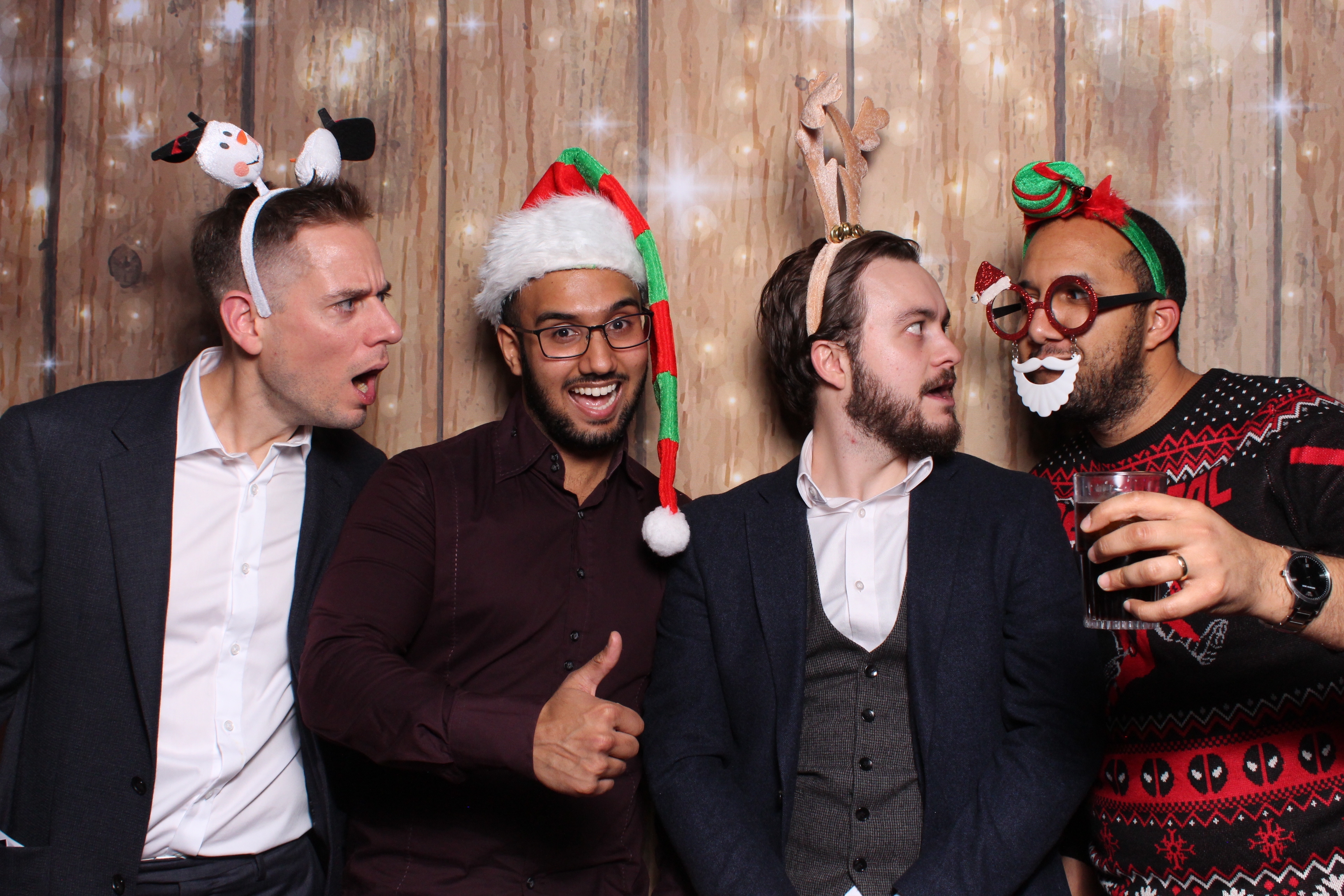 Tes Christmas party  | View more photos from the event at gallery.magicimages.uk/u/MagicImages/Tes-Christmas-party